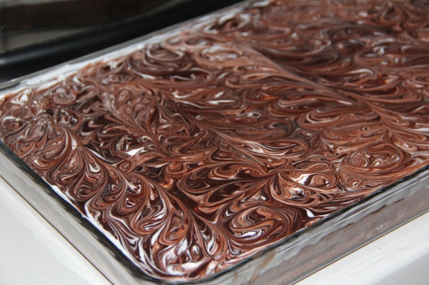 Hvordan laver man den nemmeste grædende kage? Grædekageopskrift med lækker chokoladesaus