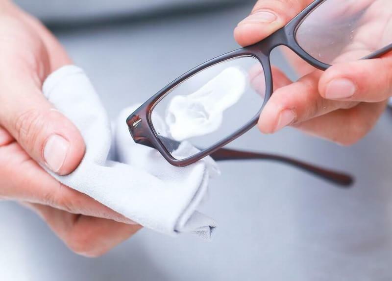hvordan man fjerner ridser på brillerne