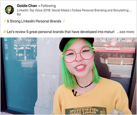 Dette er et screenshot af Goldie Chan, der deler en video med en klar takeaway. Teksten over videoen siger “5 stærke LinkedIn personlige mærker Lad os gennemgå 5 gode personlige mærker, der har udviklet sig til modning.. . se mere". På videobilledet vises Goldie fra brystet op. Hun er en asiatisk kvinde med grønt hår. Hun har makeup, en sort chokerhalskæde og en gul skjorte. Et videofilter får det til at se ud som om hun har røde briller tegnet med en markør.