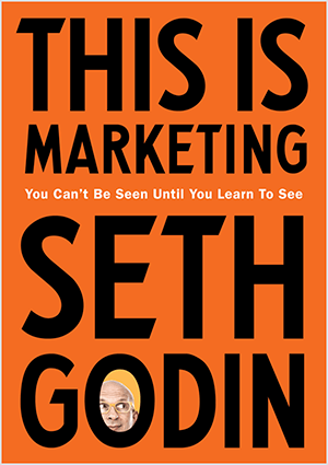 Dette er et screenshot af forsiden af ​​This Is Marketing af Seth Godin. Omslaget er et lodret rektangel med en orange baggrund og sort tekst. Et billede af Seths hoved vises i O med hans efternavn.