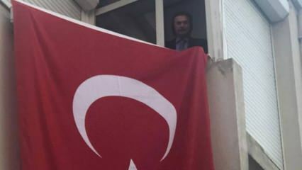 Orhan Gencebay læste National Anthem fra vinduet i sit hus