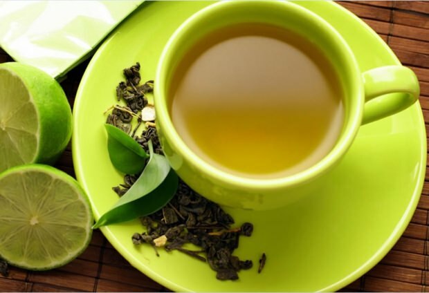 Let svækket blanding af grøn te og mineralvand