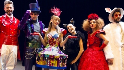 Serenay Sarıkaya er på scenen! 'Alice Musical' startede sin nye sæson