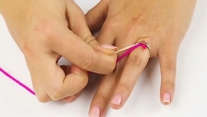 Hvordan fjerner man ringen, der sidder fast i fingeren?