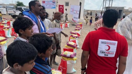 Fødevarehjælp til immigranter i Yemen fra den tyrkiske Røde Halvmåne