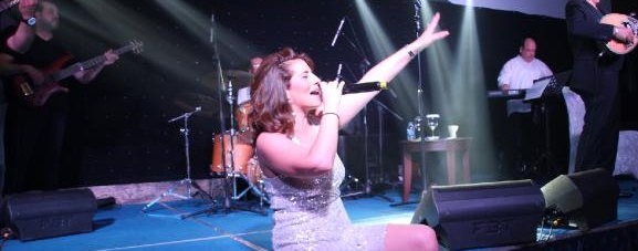 Den græske sanger Anastasia Kalogeropoulou optrådte i TRNC, erklæret forræder