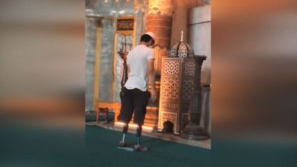 Den unge mand beder med sine protetiske ben ved Hagia Sophia-moskeen!