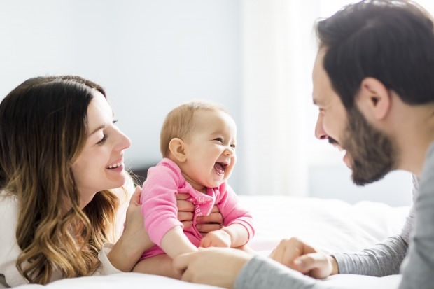 Hvad er stadierne for tale hos spædbørn?