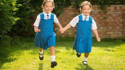 Bør tvillingsøstre studere i samme klasse? Uddannelse af tvillingebrødre