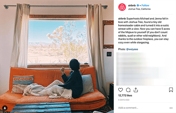 Dette er et screenshot af et Instagram-indlæg fra Airbnb. Det fortæller historien om et par, der er vært for folk derhjemme via Airbnb. På billedet sidder nogen på en orange sofa under et beige strikket tæppe og ser ud af vinduet på et ørkenlandskab. Melissa Cassera siger, at disse historier er et eksempel på en virksomhed, der bruger den overvinde monsterplottet i sin sociale mediamarkedsføring.