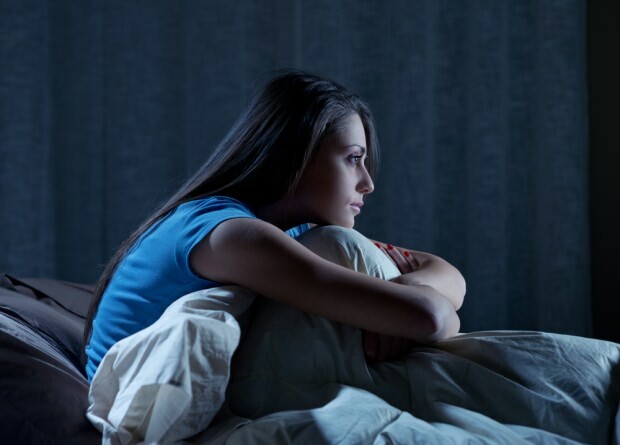 Overdreven træthed og stress i løbet af dagen medfører vågner om natten og søvnløshed den næste dag