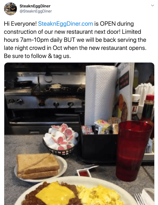 skærmbillede af Twitter-indlæg af @steakneggdiner, der tweetede begrænsede timer under opførelsen af ​​deres nye restaurant