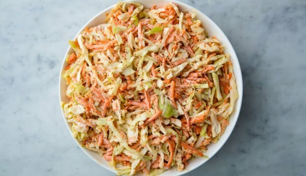 Hvordan man laver Coleslaw kål salat?