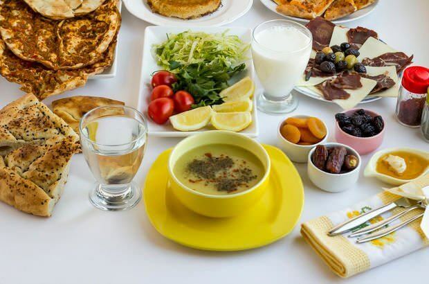Der skal være suppe i iftar-måltider. Suppe blødgør organer uden vand.