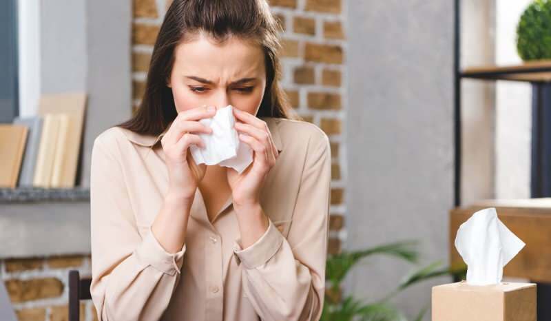Løbende næse forekommer også i allergisk øjenfeber. 
