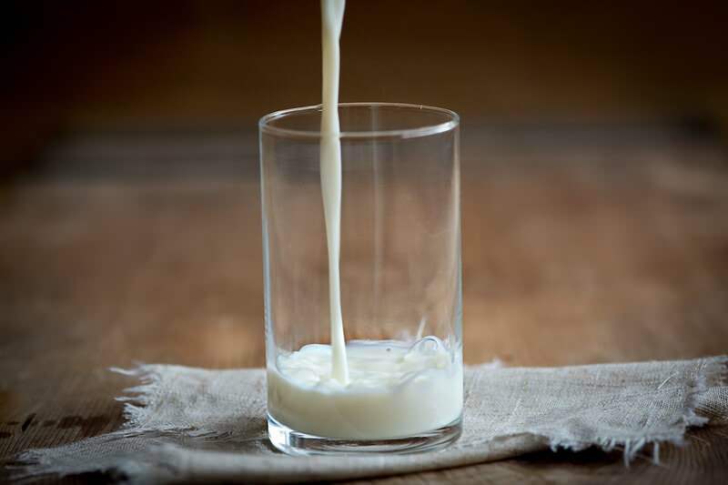 Sådan undgår man at sprøjte, når man hælder mælk