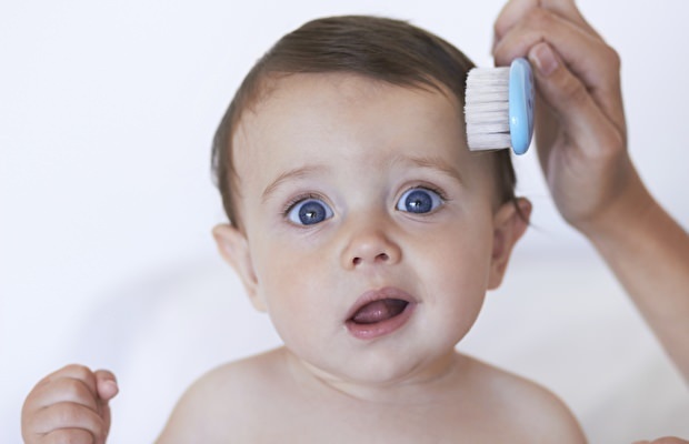 Hvordan skal babyens hårpleje være?