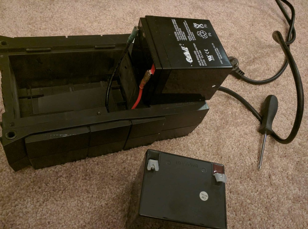 Reparation af DIY overspændingsbeskytter: Udskift dit eget UPS-batteri, og spar $ 30 til $ 150