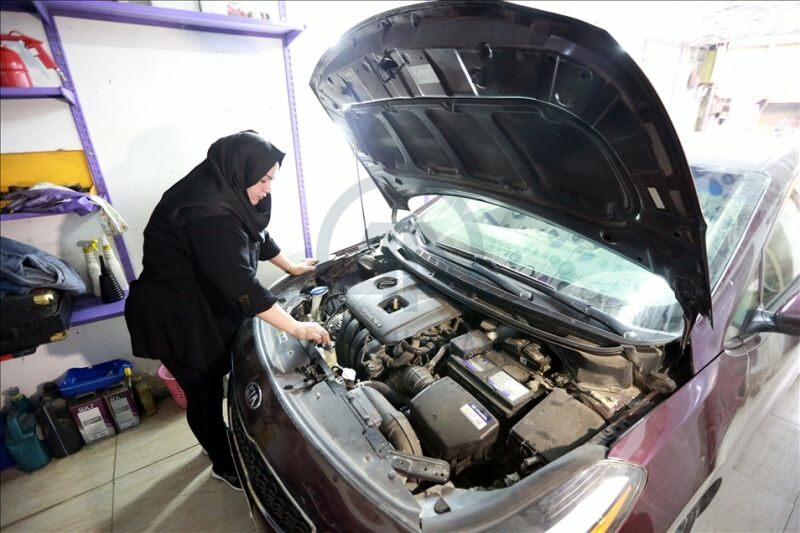 To universitetsuddannede Um Rıza bliver Baghdads første kvindelige bilmekaniker