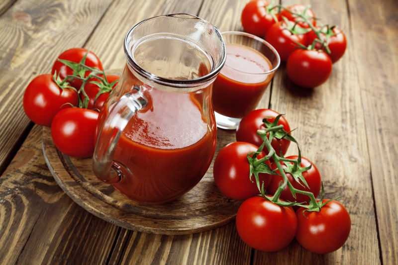 Fødevarer som selleri og gulerødder øger fordelene ved tomatjuice.