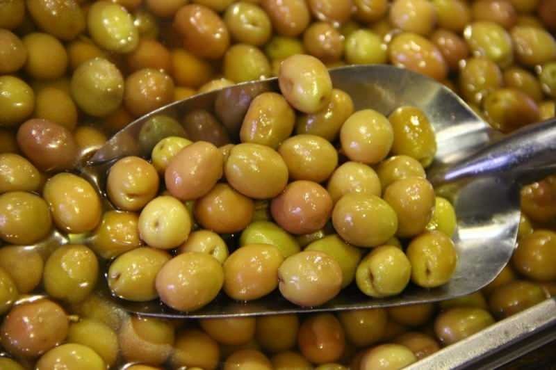 Mindre salte grønne oliven bør indtages i stedet for saltede grønne oliven