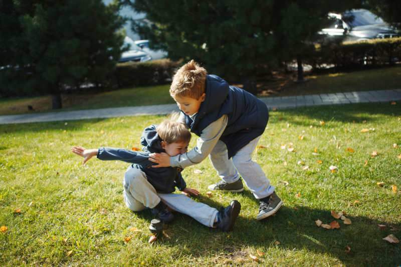 Hvad er 2-alderssyndrom? Hvordan undgår man at kaste og slå adfærd hos børn?