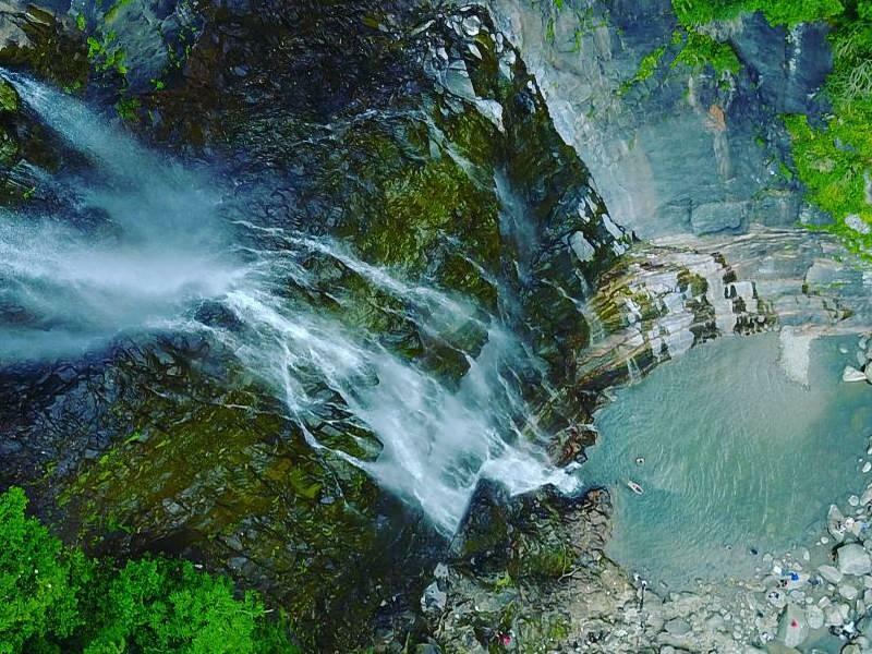 Rammer fra Mençuna Waterfall