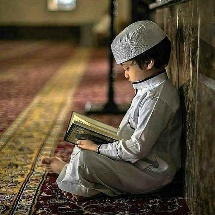 dreng læser koranen
