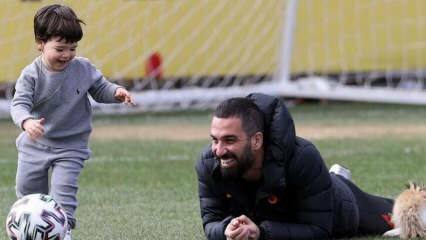 Overrask gæst i Galatasaray-træning! Arda Turan med sin søn Hamza Arda Turan ...