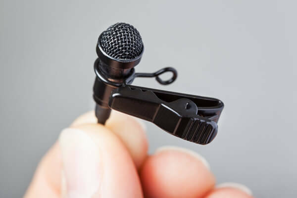 Klip en lavaliermikrofon til dit tøj til håndfri drift.