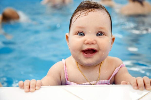 Kan babyer svømme i poolen eller havet?
